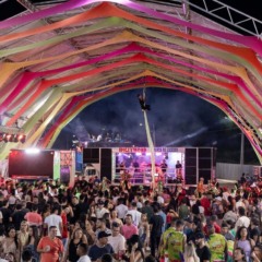 Jefferson Moraes e bandas regionais movimentam foli&otilde;es na segunda noite do Carnaval de Gurupi 2026