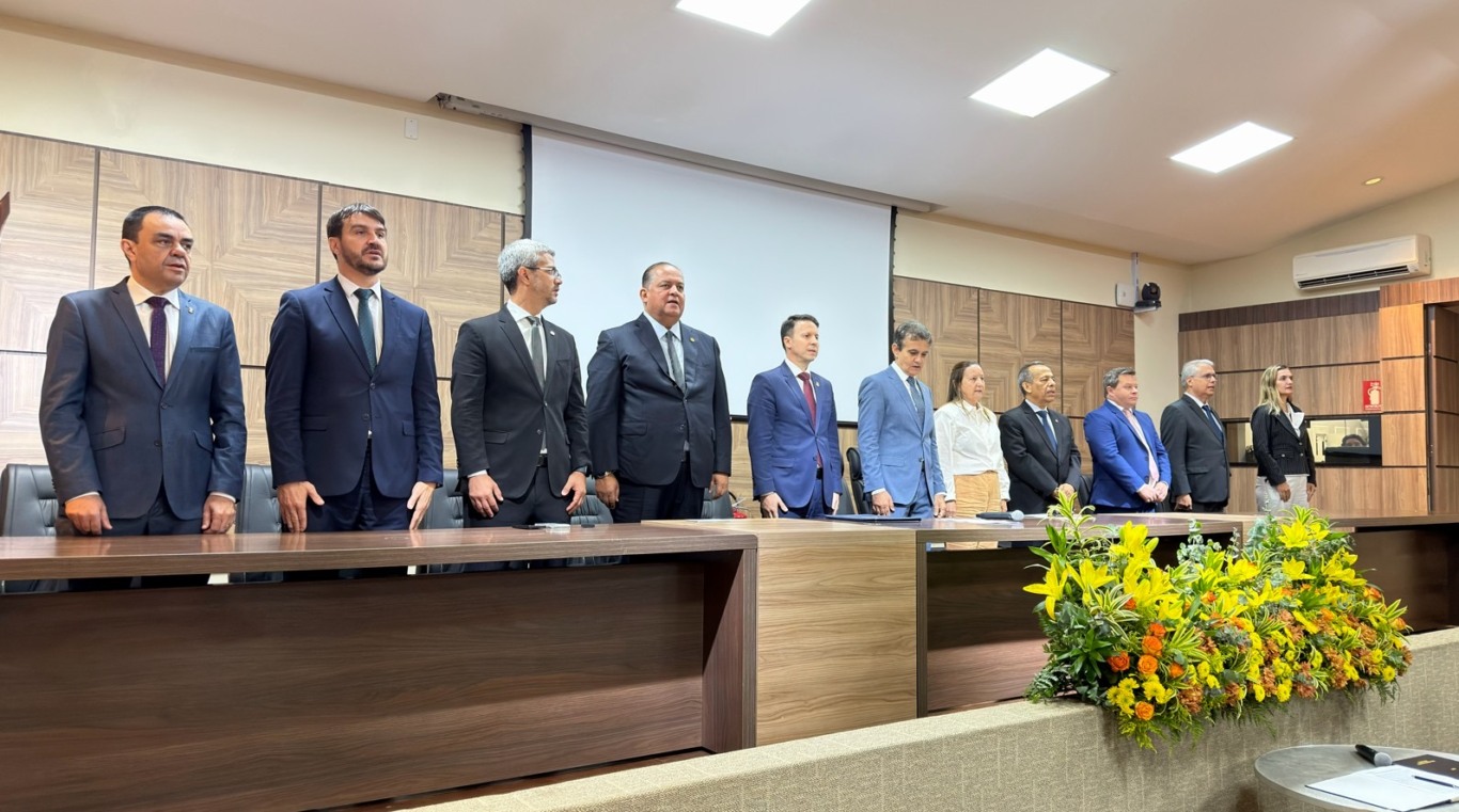 Senador Eduardo Gomes defende valorização da carreira pública e segurança institucional em posse da Asmeto
