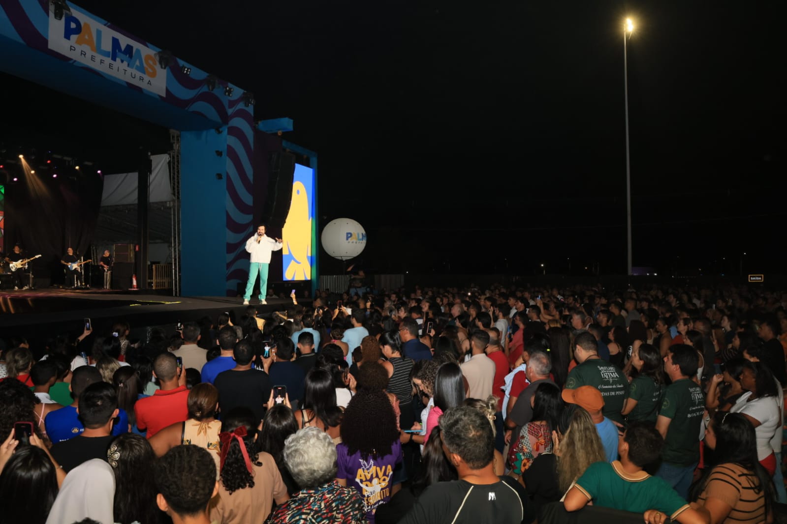 Multidão se emociona com apresentação de Padre Fábio de Melo na terceira noite do Capital da Fé