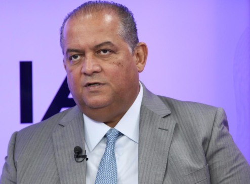 Eduardo Gomes defende equilíbrio e garantia de direitos na regulação da Inteligência Artificial