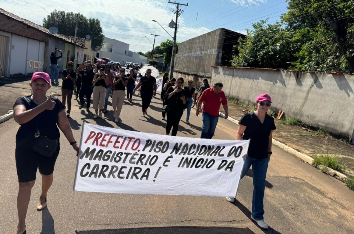 Pela valorização da carreira, Educadores foram às ruas e cruzaram os braços em Porto Pela valorização da carreira, Educadores foram às ruas e cruzaram os braços em Porto