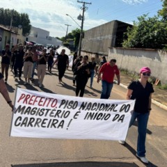 Pela valoriza&ccedil;&atilde;o da carreira, Educadores foram &agrave;s ruas e cruzaram os bra&ccedil;os em Porto