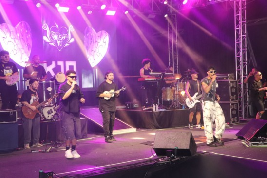 Multidão canta e dança com show do Kamisa 10 na última noite do Porto Folia 