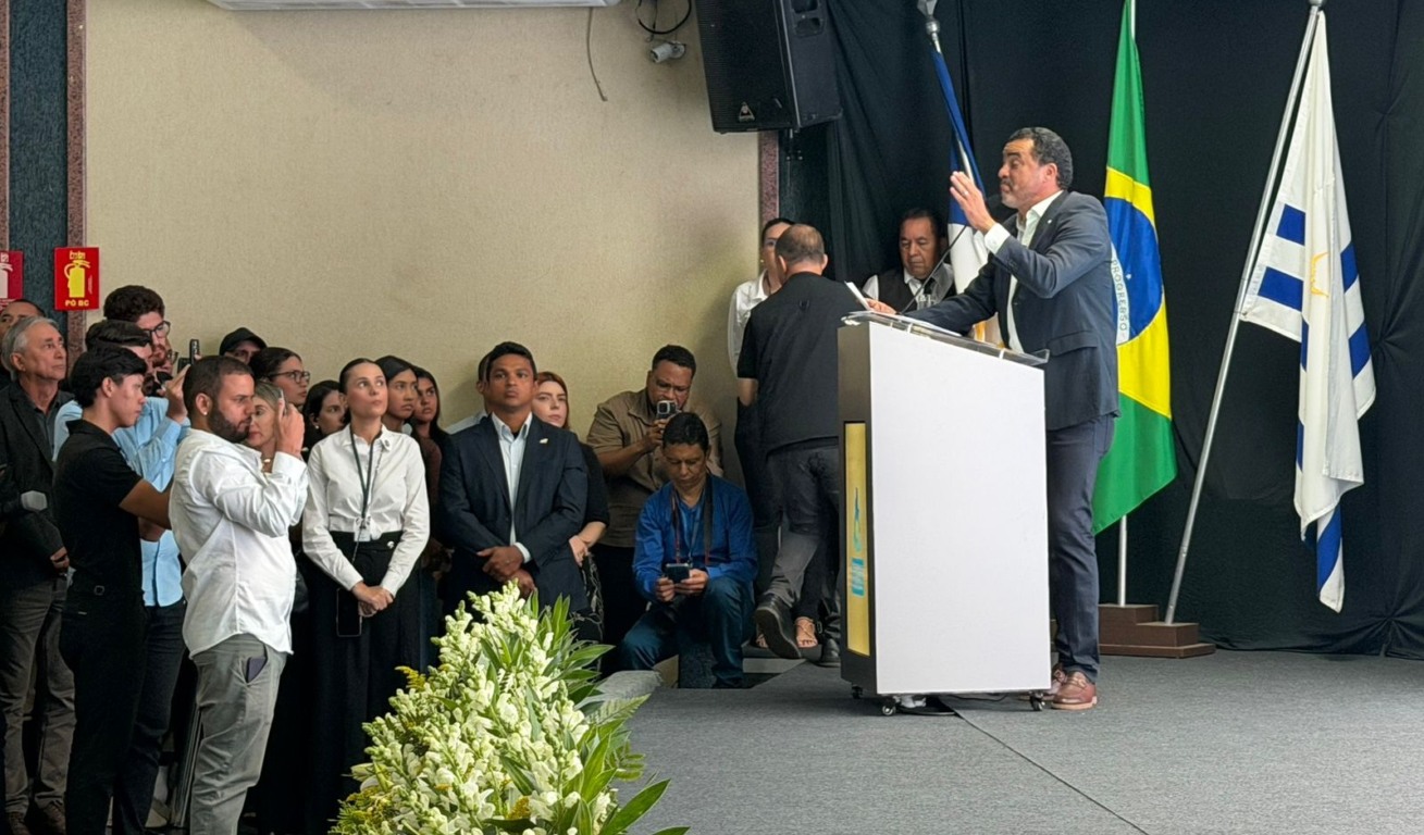 Prestigiado pela maioria dos prefeitos, Wanderlei volta a dizer que não renuncia e pede: “Não podemos deixar que as dificuldades políticas atrapalhem a boa convivência administrativa” Prestigiado pela maioria dos prefeitos, Wanderlei volta a dizer que não renuncia e pede: “Não podemos deixar que as dificuldades políticas atrapalhem a boa convivência administrativa”