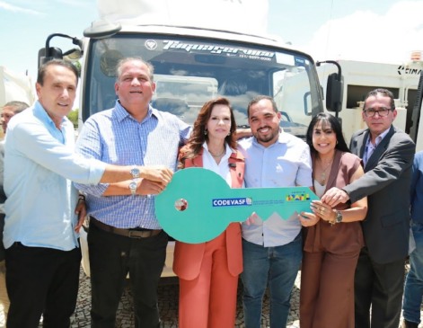 Deputada Janad Valcari entrega caminhão compactador para Porto Alegre do Tocantins