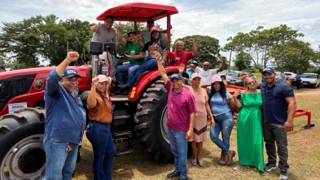 Deputado Federal Alexandre Guimarães entrega trator agrícola para produtores do Assentamento São José, em Peixe
