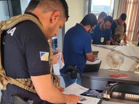 Policiais Civis apreenderam veículos e documentos durante a ação - Foto: DICOM SSP TO 