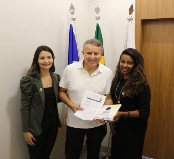 Prefeito Eduardo Siqueira Campos recebe a reitora Maria Santana Milhomem no Paço Municipal — Foto: João Gustavo