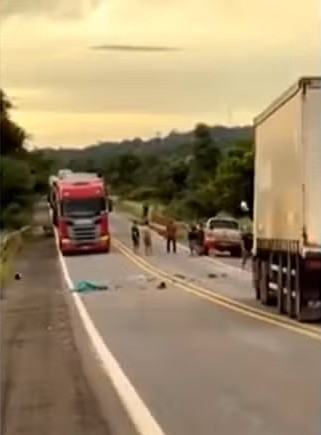 Acidente deixou motociclista morto na BR-153 — Foto: Guaraí Notícias/ Reprodução TV Anhanguera Acidente deixou motociclista morto na BR-153 — Foto: Guaraí Notícias/ Reprodução TV Anhanguera