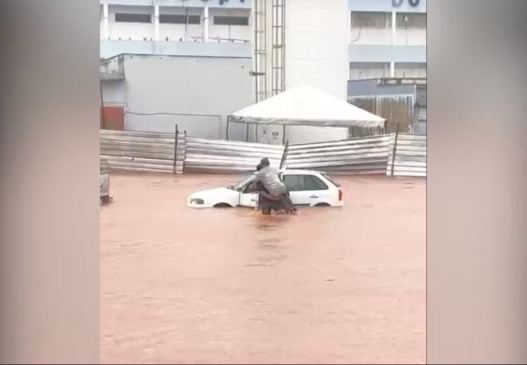 O carro do idoso acabou ilhado durante enxurrada no centro da cidade — Foto: Reprodução/Arquivo pessoal de Samyra Mello