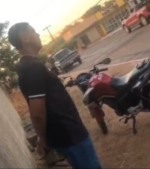 Mototaxista Jefferson Lima Borges, de 25 anos, durante abordagem da PM &mdash; Foto: Reprodu&ccedil;&atilde;o