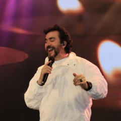 Multid&atilde;o se emociona com apresenta&ccedil;&atilde;o de&nbsp;Padre F&aacute;bio de Melo&nbsp;na terceira noite do Capital da F&eacute;