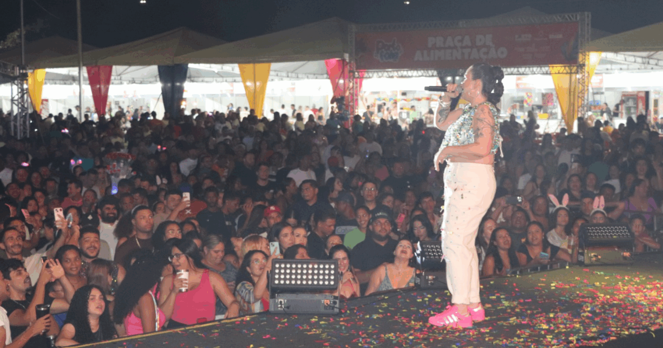 Na 5ª noite do Porto Folia, Luiza Martins levantou multidão com repertório de sucessos