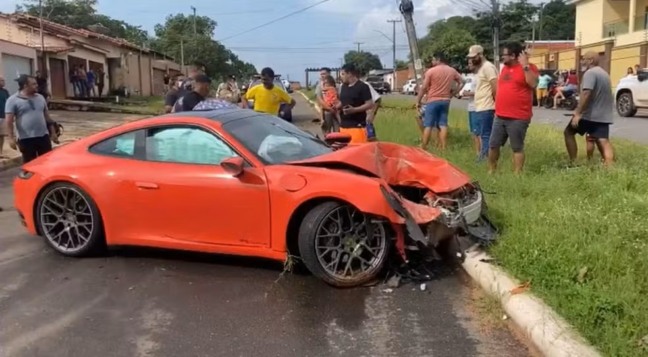 Situação que ficou o veículo após a batida — Foto: Luiz Ernandes/Portal Alta Tesão Tocantins