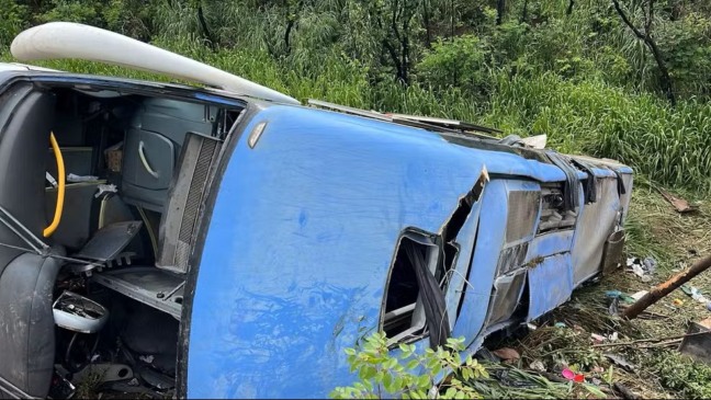 Mulher morre após ônibus tombar na BR-153, em Aliança do Tocantins — Foto: Kaliton Mota/TV Anhanguera