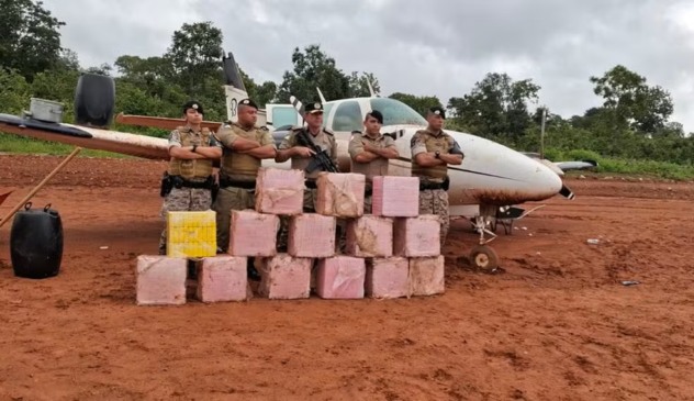 Droga foi apreendida em avião no Tocantins — Foto: PM-TO/Divulgação