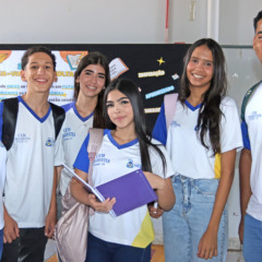 Queda na distor&ccedil;&atilde;o &eacute; resultado da pol&iacute;tica educacional do Governo do Estado que envolve a&ccedil;&otilde;es de recomposi&ccedil;&atilde;o das aprendizagens e iniciativas que estimulam a perman&ecirc;ncia dos estudantes na escola at&eacute; a conclus&atilde;o da educa&ccedil;&atilde;o b&aacute;sica 