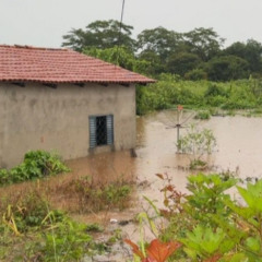 N&iacute;vel da &aacute;gua subiu rapidamente e pegou moradores de surpresa - Foto: Reprodu&ccedil;&atilde;o
