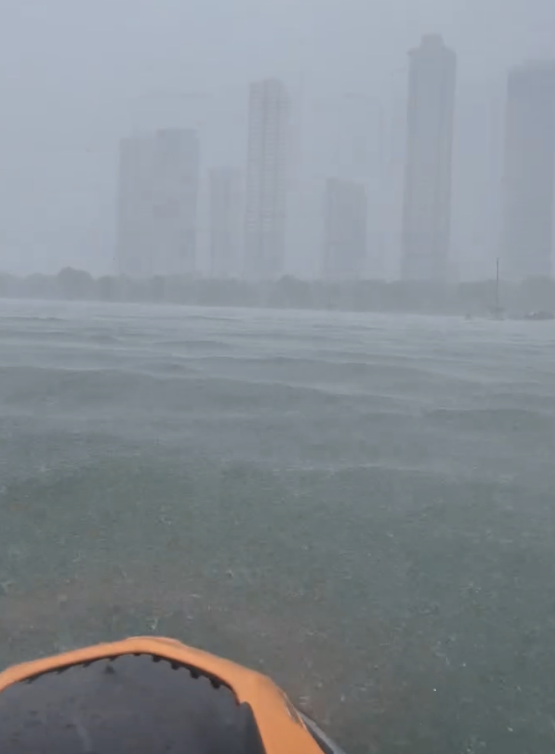 Sob chuva intensa, moto aquática corta as águas agitadas do Lago de Palmas e vídeo viraliza Sob chuva intensa, moto aquática corta as águas agitadas do Lago de Palmas e vídeo viraliza