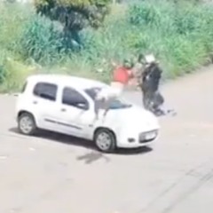 &ldquo;Grau&rdquo; termina em acidente e motociclista d&aacute; piruetas no ar ao colidir com carro; V&Iacute;DEO