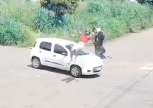 “Grau” termina em acidente e motociclista dá piruetas no ar ao colidir com carro; VÍDEO