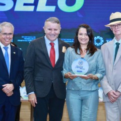 Eduardo Siqueira Campos e Polyanna Siqueira Campos recebem Selo Munic&iacute;pio Amigo do Futuro - Foto: Fl&aacute;vio Cavalera
