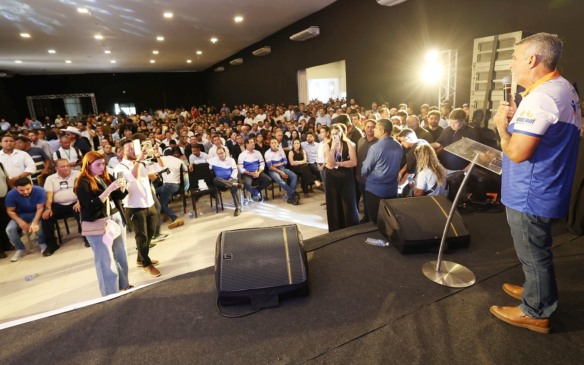 Amélio Cayres garante aprovação de doação de lote para sede da associação de vereadores