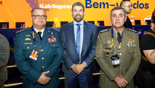 Comandante-geral do CBMTO, Peterson Queiroz de Ornelas, secretário da SSP-TO, Bruno Azevedo e comandante-geral da PMTO, coronel Márcio Antônio Barbosa, participam da solenidade de abertura do iLab 2026 - Foto: Vinícius Santa Rosa/Governo do Tocantins