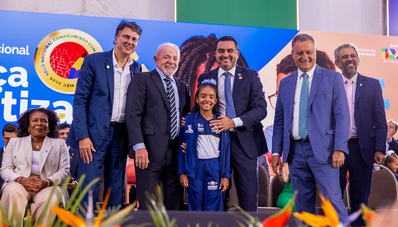 Aluna Maria Angellyna, ao lado do governador Wanderlei Barbosa, do presidente Luiz Inácio Lula da Silva e do ministro Camilo Santana, representando o protagonismo das crianças tocantinenses - Crédito foto: Vinícius Santa Rosa/Governo do Tocantins Aluna Maria Angellyna, ao lado do governador Wanderlei Barbosa, do presidente Luiz Inácio Lula da Silva e do ministro Camilo Santana, representando o protagonismo das crianças tocantinenses - Crédito foto: Vinícius Santa Rosa/Governo do Tocantins