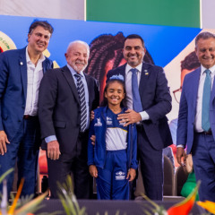 Aluna Maria Angellyna, ao lado do governador Wanderlei Barbosa, do presidente Luiz In&aacute;cio Lula da Silva e do ministro Camilo Santana, representando o protagonismo das crian&ccedil;as tocantinenses - Cr&eacute;dito foto: Vin&iacute;cius Santa Rosa/Governo do Tocantins 