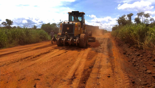 Equipes da Ageto atuam em ação emergencial na TO-255, entre Cristalândia e Lagoa da Confusão, com serviços de terraplanagem e revestimento primário - Foto: Ageto/Governo do Tocantins 