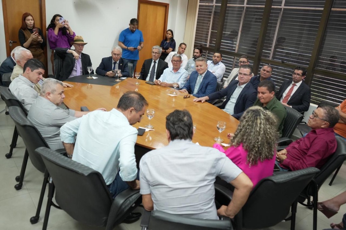 Prefeitos do TO se reúnem com TCE para discutir queda do FPM e pedem flexibilização diante da crise fiscal Prefeitos do TO se reúnem com TCE para discutir queda do FPM e pedem flexibilização diante da crise fiscal