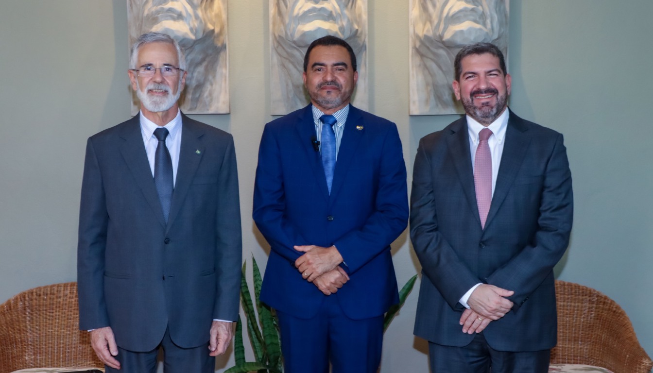 Governador cumpre agenda em Assunção e apresenta potencial econômico do Tocantins em encontro do BID