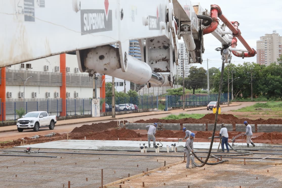 Mais de 150 metros cúbicos de concreto são aplicados na fundação da obra, garantindo rapidez e eficiência na execução - Edu Fortes Mais de 150 metros cúbicos de concreto são aplicados na fundação da obra, garantindo rapidez e eficiência na execução - Edu Fortes