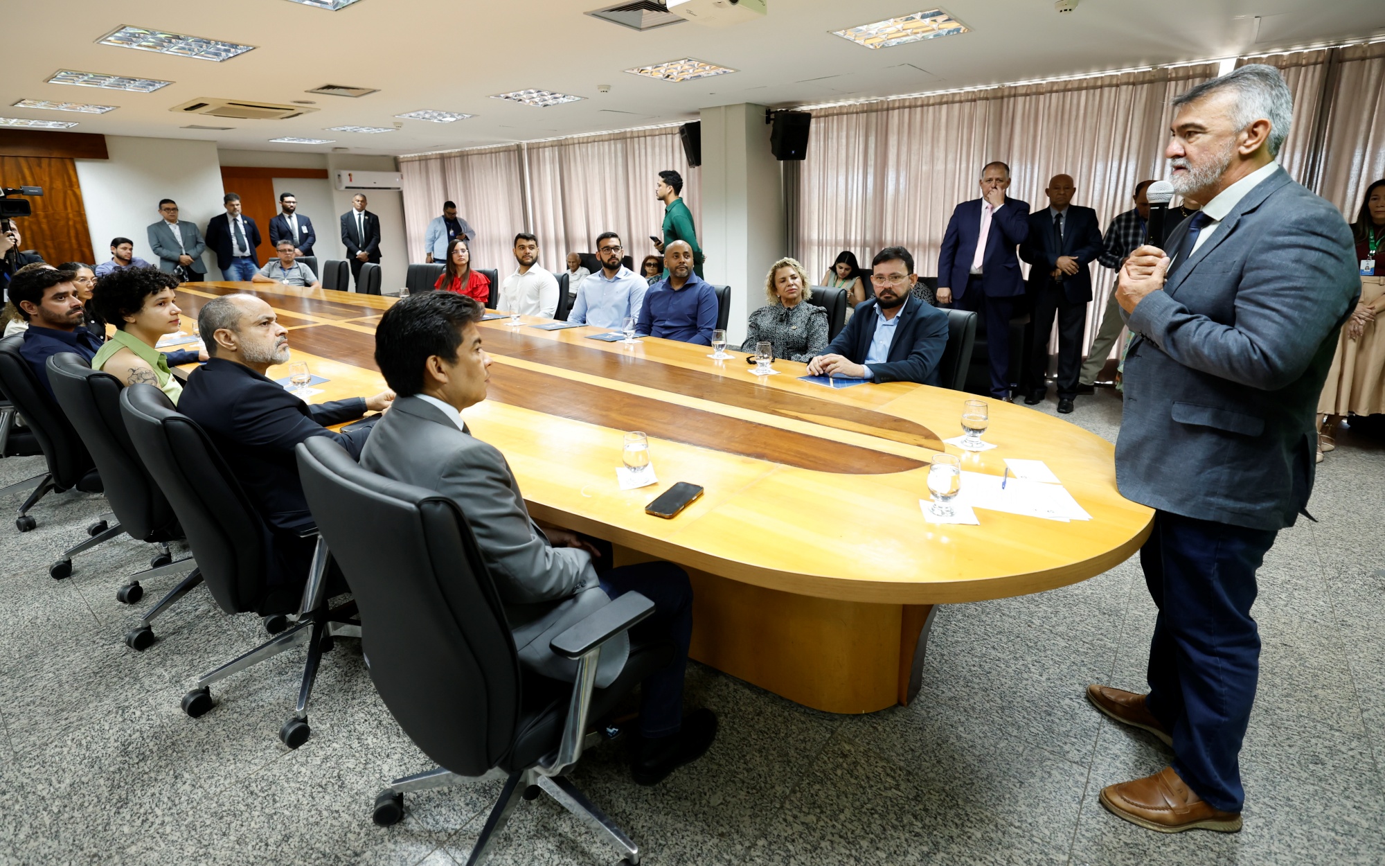 Aleto empossa novos concursados e anuncia convocação de todos os aprovados ainda neste ano