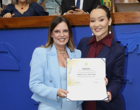 Claudia Lelis homenageia empresária na Aleto e cobra enfrentamento firme à violência contra a mulher