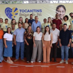 Representantes do Estado, munic&iacute;pio e equipe do programa Tocantins Amigo do Pet na abertura das atividades em Palmeir&oacute;polis