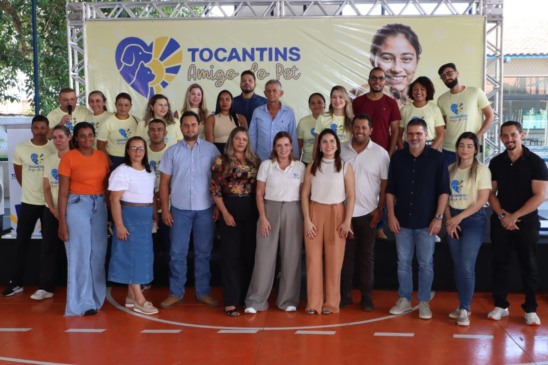 Representantes do Estado, município e equipe do programa Tocantins Amigo do Pet na abertura das atividades em Palmeirópolis