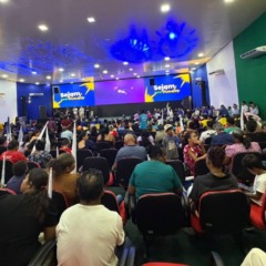 Evento de Laurez reúne aliados de vários municípios e coloca banda no palco cantando sucessos sertanejos