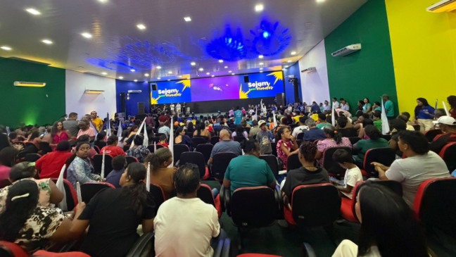 Evento de Laurez reúne aliados de vários municípios e coloca banda no palco cantando sucessos sertanejos