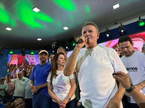 Prefeito Eduardo faz discurso afetivo com memórias de Siqueira e diz que ninguém vai destruir biografia de Dorinha: “Siga firme que o governo pertence ao povo e a vossa excelência”