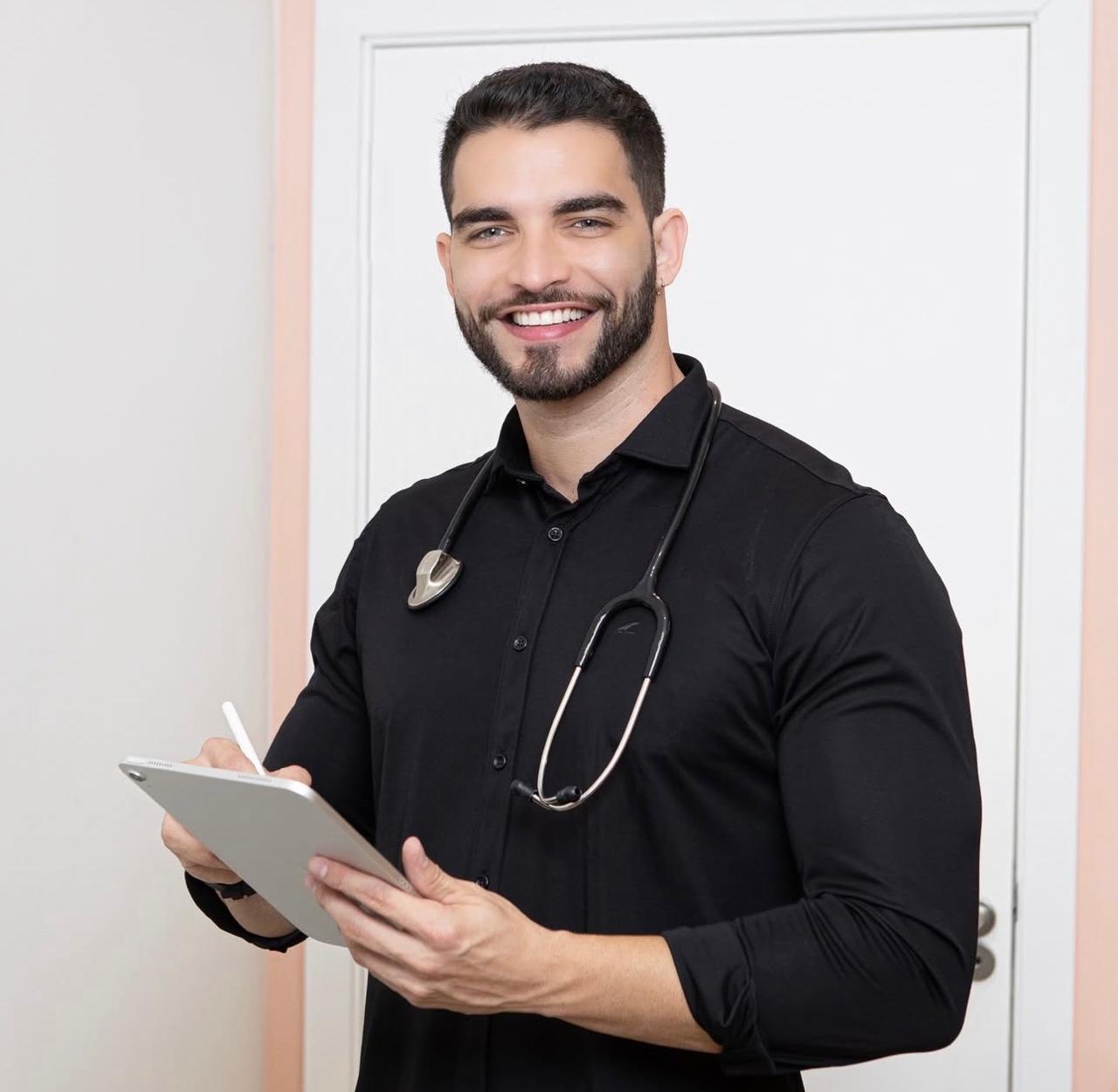 “Suvaco só o cabelo”: influencer viraliza ao contar ‘azar’ em consulta com médico ‘bonitão’