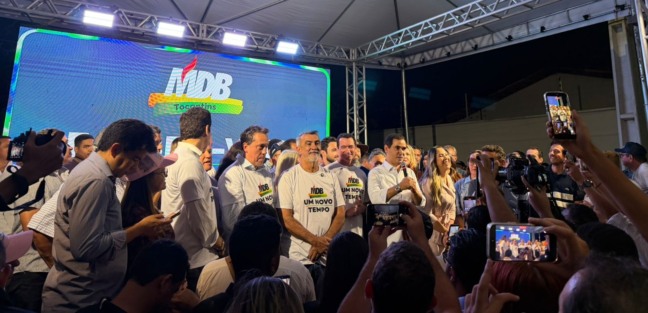 No palanque do grupo, Vicentinho Jr faz série de alfinetadas a adversários, diz que Amélio como vice é segurança e afirma: “Nossa maior obra será respeitar o ser humano”