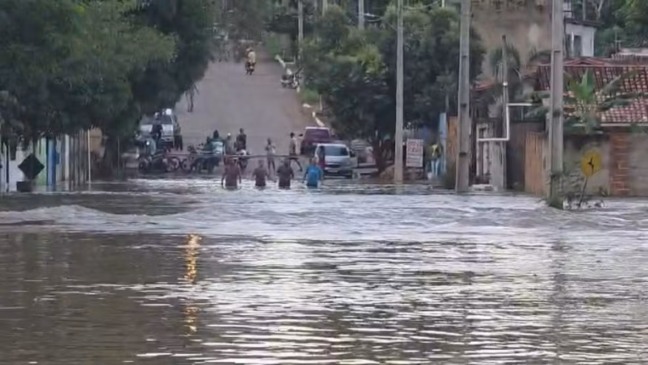 Córrego transbordou e alagou ruas em Gurupi — Foto: Reprodução/TV Anhanguera