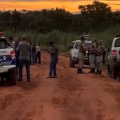 Dois jovens s&atilde;o motos na zona rural de Baba&ccedil;ul&acirc;ndia, regi&atilde;o norte do Tocantins &mdash; Foto: Reprodu&ccedil;&atilde;o/Instagram de Radar Tocantinense