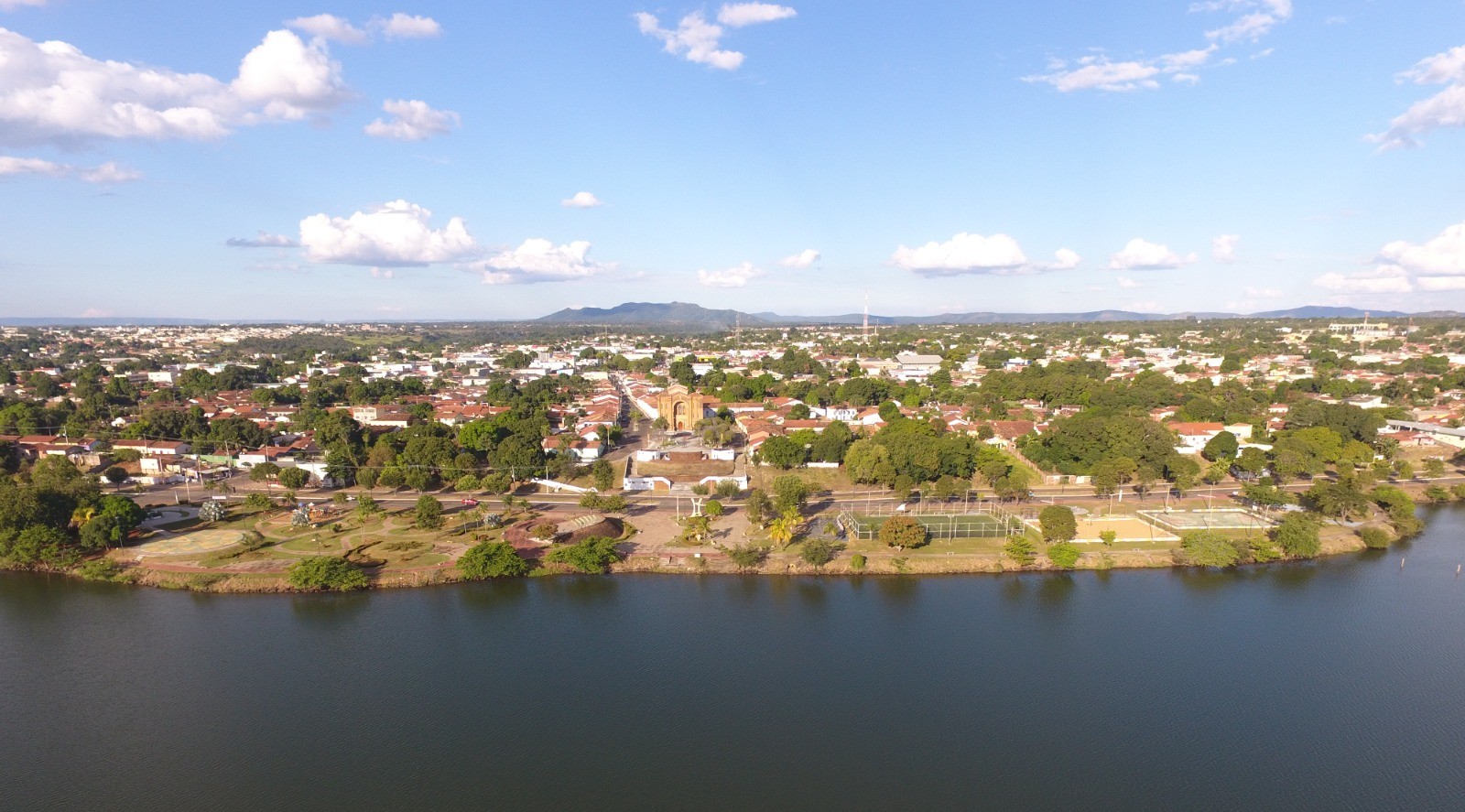 Bairros de Porto Nacional têm abastecimento de água afetado após rompimento de adutora 