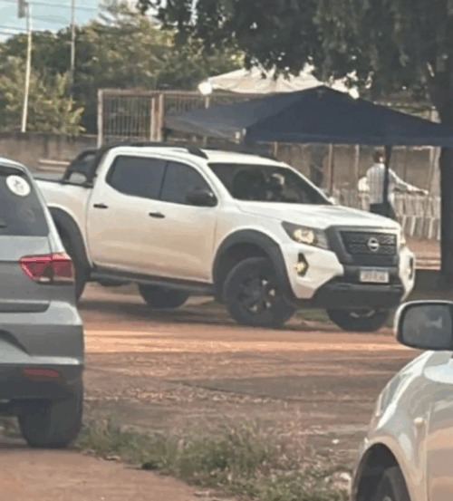 Veículo da Câmara ligado a vereadora é flagrado em evento político durante entrega de cadeiras em igreja