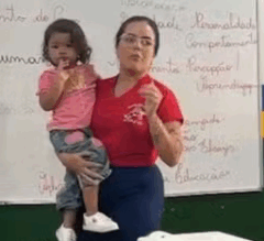 Professora cuida de beb&ecirc; de aluna durante aula e viraliza ao transformar empatia em pr&aacute;tica dentro da sala