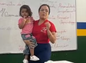 Professora cuida de bebê de aluna durante aula e viraliza ao transformar empatia em prática dentro da sala