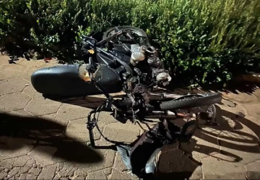 Motocicleta ficou destruída após batida com carro em Colinas do Tocantins — Foto: Reprodução/Instagram Jesus Tocantinense